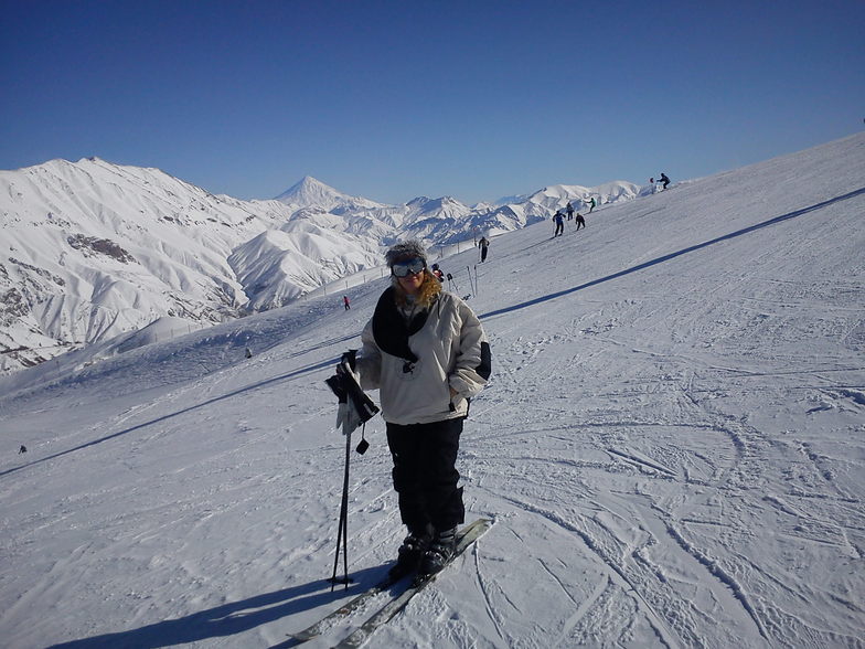 Mount Damavand in Background, Dizin