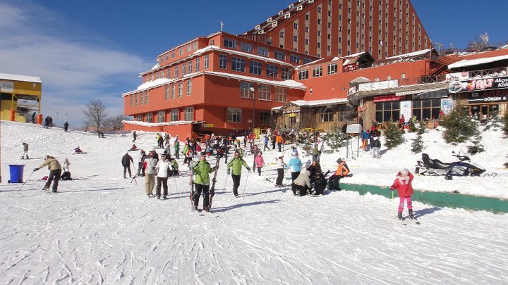 People in front of the hotel, Kartepe