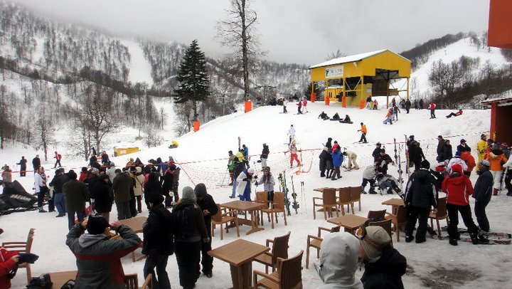 in front of the cafes restaurants, Kartepe