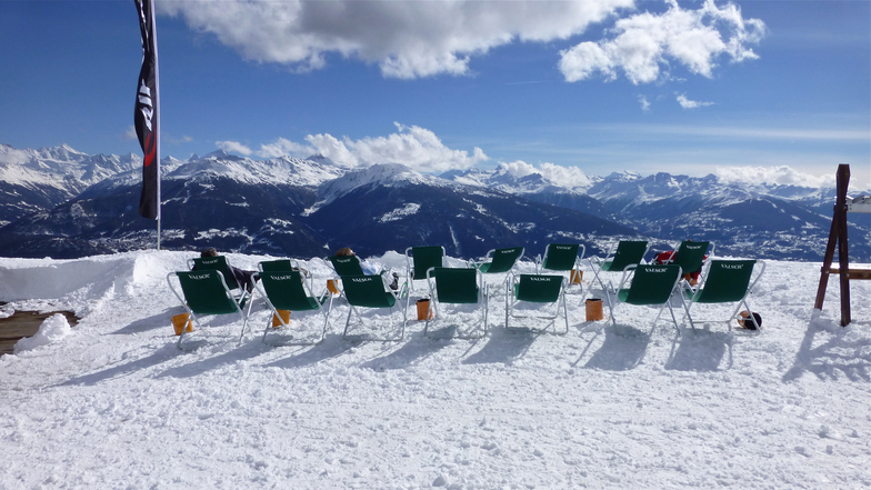 RELAXING IN THE SNOW, Crans Montana