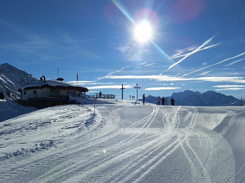 Blue skies and freshly-groomed pistes!, La Tzoumaz