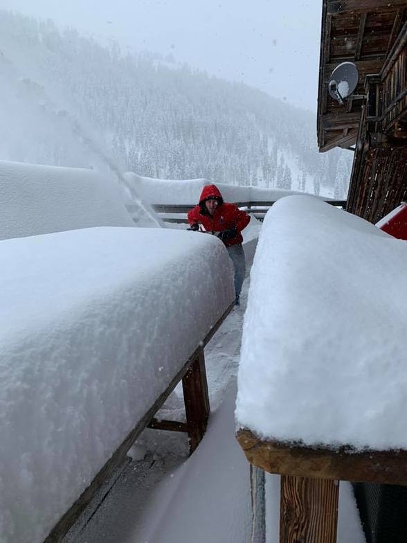 Huge snowfall in the Alps, Hochfügen