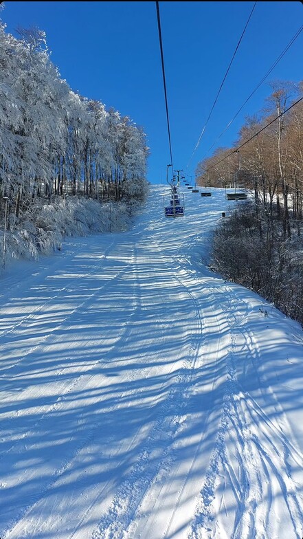 Piste under the two-seater chairlift in Krushevo