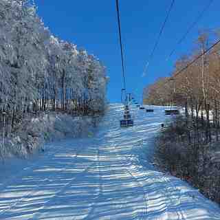 Piste under the two-seater chairlift in Krushevo