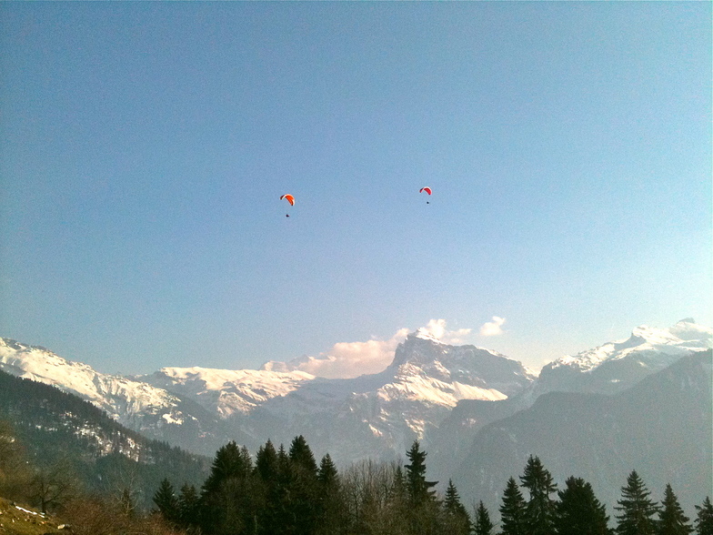 Parapents over the Criou, Samoens